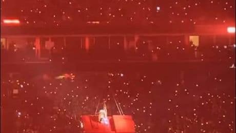 Paura al concerto di Beyoncé: l'auto sospesa a mezz'aria si inclina con su la cantante