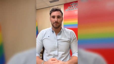 Un diputado del PSOE defiende que España necesita inmigrantes preguntándose "¿quién va a limpiar el culo a los abuelos?"