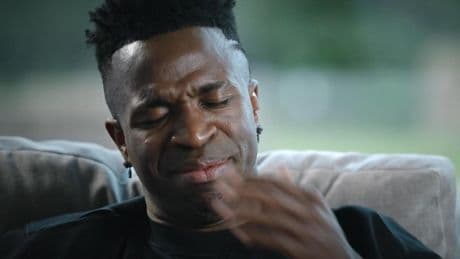 El momento en el que Vinicius rompe a llorar en su documental de Netflix: "O te conviertes en delincuente..."