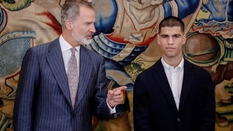 El rey Felipe llama a Carlos Alcaraz antes de la final de Roland Garros para desearle suerte y disculparse por su ausencia en París