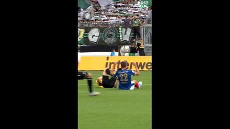 Bodycheck! - Schiri plötzlich am Boden