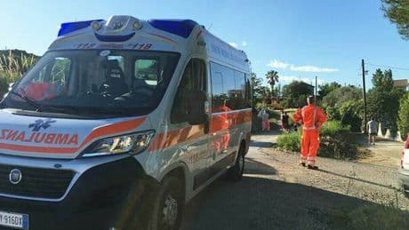 Bologna, rubano un'auto e si schiantano contro un palo durante l'inseguimento della polizia: morto un 18enne, ferito l'amico