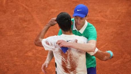 Carlos Alcaraz face à Jannik Sinner : à Roland-Garros, une finale épique, « trois vainqueurs » et des chiffres fous