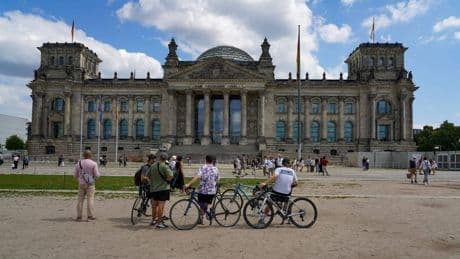 Berlin: Streit um Weg am Bundestag – Radfahrer scheitert