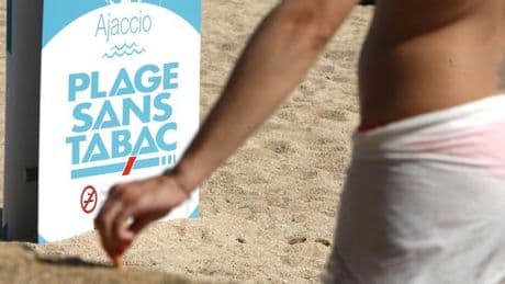 La cigarette sera interdite sur les plages, dans les parcs ou près des écoles, à partir du 1er juillet, annonce le gouvernement