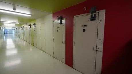 "La gamelle est dégueulasse": à quoi ressemble une journée dans la prison de haute sécurité de Vendin-le-Vieil?