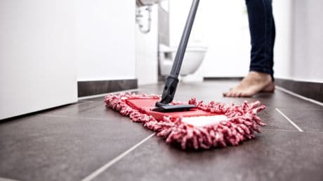 Wichtig im Haushalt: Diesen Fehler machen viele beim Wischen