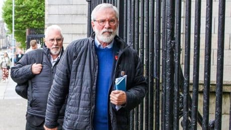 Oud-politicus Gerry Adams krijgt 100.000 euro van BBC in smaadzaak