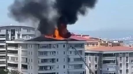 6 katlı binanın çatısı küle döndü