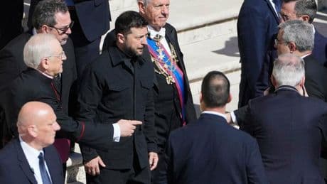 Pontifex: Selenskyj spricht mit Trump in Rom – Internationale Staatsgäste treffen bei Papstbeerdigung aufeinander