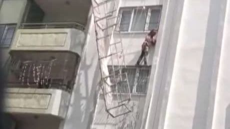 İskelenin halatı koptu, işçi ölümden döndü!