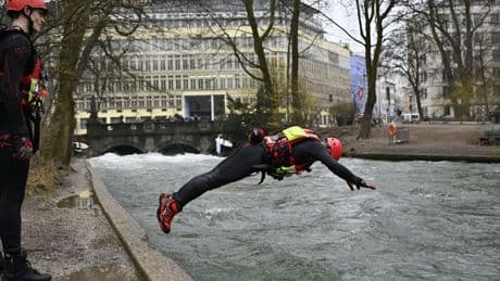 Unfall am Englischen Garten: Wie Münchner Feuerwehrleute die Surferin aus dem Eisbach retteten