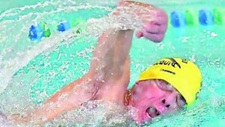 Campione di nuoto a 82 anni, la storia di Piero Oliva: “Grazie al cloro sono ringiovanito”