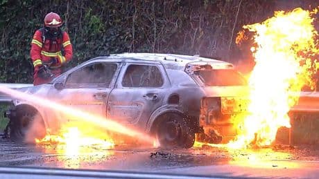 Beeld: Auto op de N7 bij Groningen vliegt in brand