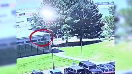 Assassinat de Charlie Kirk : les images du suspect prenant la fuite dévoilées par la police américaine