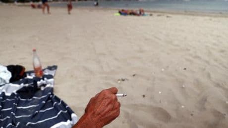 L’interdiction de fumer dans les parcs, à la plage et aux abords des écoles entre en vigueur dès dimanche