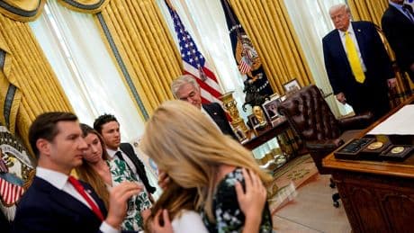 Drama im Oval-Office - Mädchen fällt bei Trump-Zeremonie in Ohnmacht