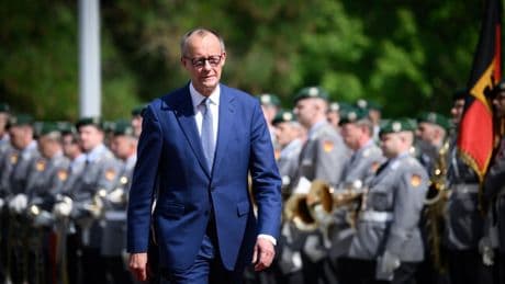 Liveblog zur Merz-Regierung: Kanzler dankt Veteranen: „Verdienen Anerkennung und Respekt“