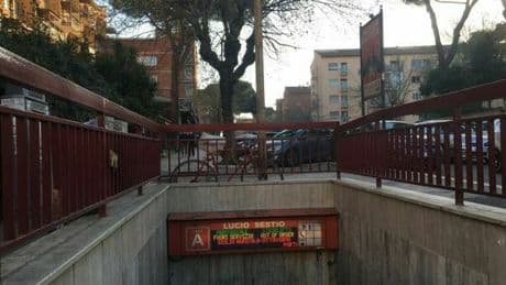 Roma, 19enne accoltellato davanti alla metro sotto gli occhi della fidanzata: è grave. Aggredito da un gruppo di ragazzi