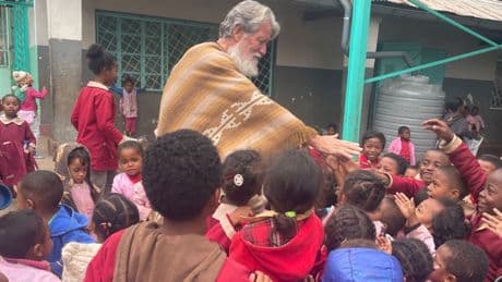 A Madagascar, le projet humanitaire hors normes du père Pedro, le sauveur des pauvres