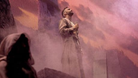 Marco Mengoni in concerto attraversa il dolore del buio e del lutto, si tuffa nella rinascita e oltrepassa i confini per sentirsi vivo (sì, c’entrano anche i corsetti): “Se non sono me stesso ora, forse non lo sarò mai più”