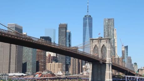 Notfälle: Schiff kollidiert mit Brooklyn Bridge in New York: Verletzte