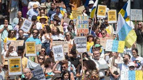Las protestas ciudadanas vuelven a recorrer Canarias para pedir un turismo más sostenible