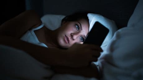 Gefährlich im Schlaf: Warum Handy, Laptop & iPad niemals im Bett laden sollten