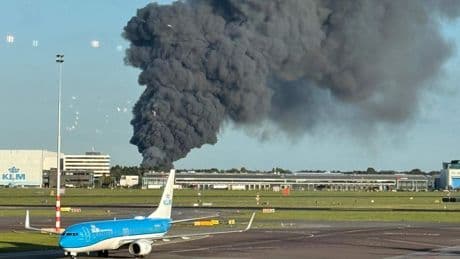 Grote rookontwikkeling bij enorme brand in loods in Aalsmeer, pluim in wijde omgeving te zien