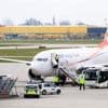 Sie sollen bundesweit verteilt werden: Weiterer Flug mit Afghanen auf dem Weg nach Deutschland