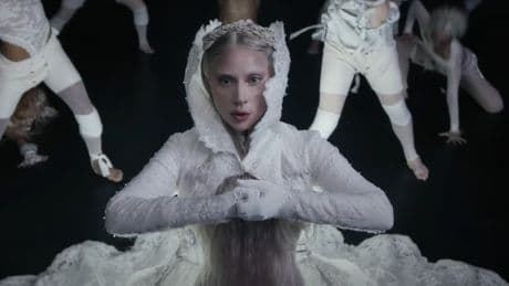 "Au moins, vous savez que je chante en live!": Lady Gaga rencontre un problème de micro à Coachella