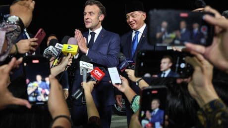 Emmanuel Macron mise sur le non-alignement de l’Indonésie, de plus en plus attirée par la Chine