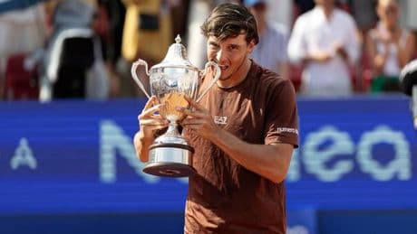 Darderi fa festa, batte De Jong in finale e vince a Baastad il terzo titolo Atp. E intanto Sinner si riposa