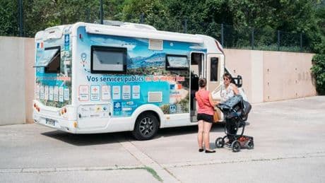 Un camping-car France Services pour pallier le retrait de l’Etat : « Avant, je n’avais nulle part où aller pour me faire aider »