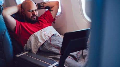 Diese Filme sollten ängstliche Passagiere im Flieger nicht sehen – Psychologe warnt