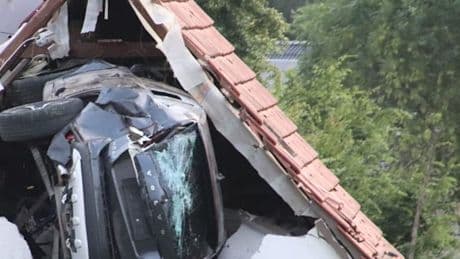 Auto kracht in Scheune – Siebenjähriger auf Trampolin lebensgefährlich verletzt
