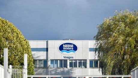 Nestlé Waters : des taux records de microplastiques relevés dans Contrex et Hépar, révèle Mediapart