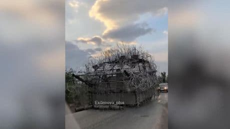 Schutz vor Drohnen: "Stachelschwein": Russische Truppen modifizieren Panzer mit Nato-Draht