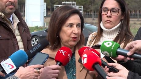 Robles descarta dimitir, resta importancia a los mensajes Sánchez-Ábalos y dice que se siente respaldada