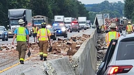 Un derrame de miles de perritos calientes obliga a cerrar una autopista