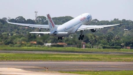 Una falsa amenaza de bomba activa la alarma en un avión de Madrid a Santo Domingo