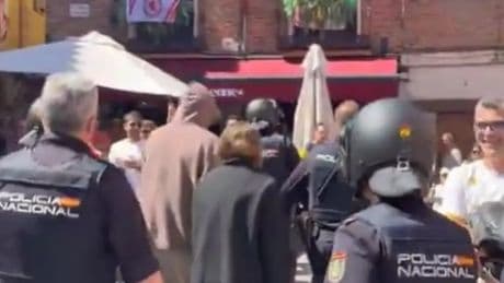 Piqué y Clara Chía salen escoltados por la Policía de un restaurante de León entre silbidos y abucheos