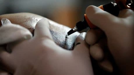 Un Britannique lié à tort à un gang vénézuélien à cause de son tatouage par le gouvernement américain