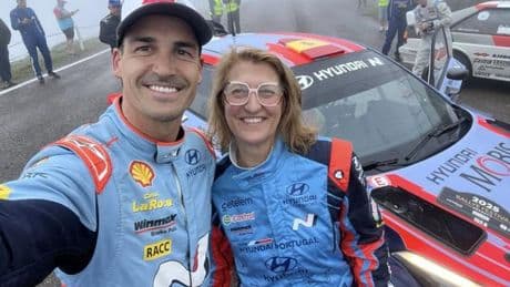 Dani Sordo, con su madre de copiloto