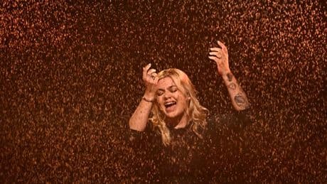 Tempête de sable et liège: cette entreprise suédoise derrière l'incroyable show de Louane à l'Eurovision