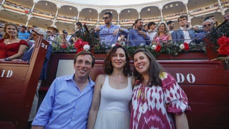 De Isabel Díaz Ayuso, la infanta Elena o Teresa Urquijo: los famosos que no se han perdido la Corrida de la Beneficencia