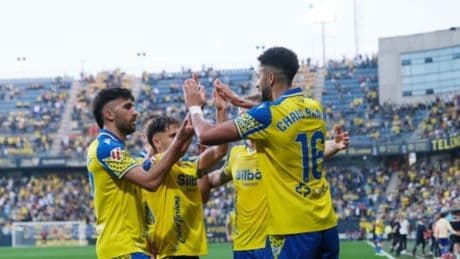 El Cádiz da un pasito más hacia la permanencia