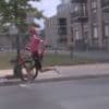 KIJK. “Dit zijn iconische beelden”: Neilson Powless doet een ‘Froompje’ wanneer hij te lang moet wachten op nieuwe fiets