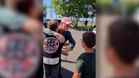 Bist du aus dem Bett gefallen? - Hier taucht Robbie Williams im Schlafanzug auf
