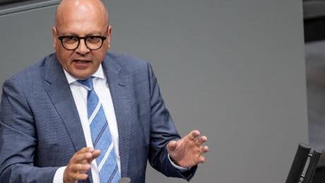 „Wir werden der Bundespolizei neue Werkzeuge an die Hand geben, etwa Taser“, sagt Throm